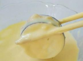 茄子裹上面糊。