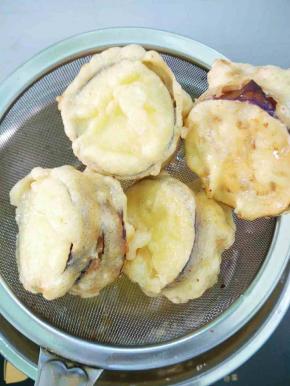 茄子炸至金黄色，捞出沥干油，茄饼就做好了。