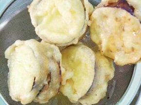 茄子炸至金黄色，捞出沥干油，茄饼就做好了。