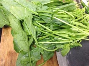 先把菠菜洗净，切成两半