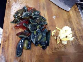 皮蛋去壳切成块，姜切片~蒜略拍·