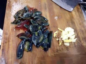 皮蛋去壳切成块，姜切片~蒜略拍·