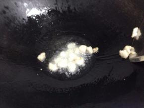 锅里加入适量的油，把猪肥肉倒入翻炒
