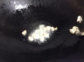 锅里加入适量的油，把猪肥肉倒入翻炒