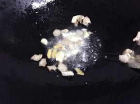 然后加入蒜和姜炒香