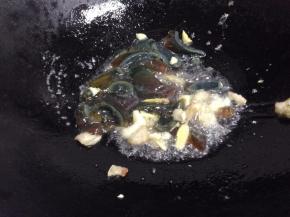 再次加入切好的皮蛋翻炒