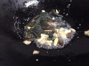 再次加入切好的皮蛋翻炒