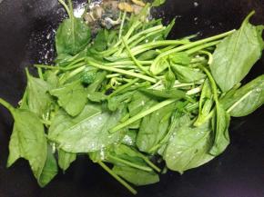 接着放菠菜翻炒至一下~