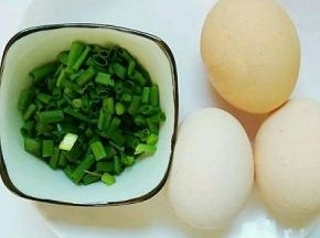 准备食材，葱切葱花。