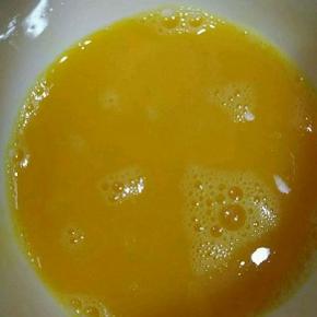鸡蛋磕入碗里，加入盐和鸡精搅匀。