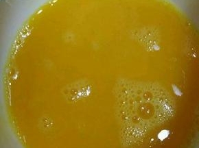 鸡蛋磕入碗里，加入盐和鸡精搅匀。