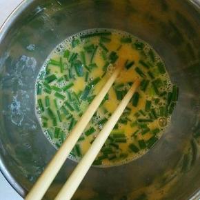 倒入葱花再搅匀。