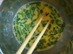 倒入葱花再搅匀。