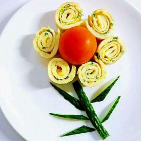 摆入菜盘，用西红柿和黄瓜装饰一下。