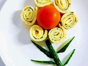 摆入菜盘，用西红柿和黄瓜装饰一下。