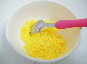 蛋黄取出捣碎。