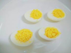 再将蛋黄装回鸡蛋里。