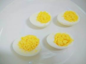 再将蛋黄装回鸡蛋里。