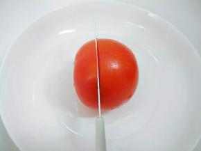 西红柿横着2/3切。