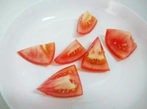 切成几小瓣，去除多余的果肉当船帆，用纸巾吸去水分。