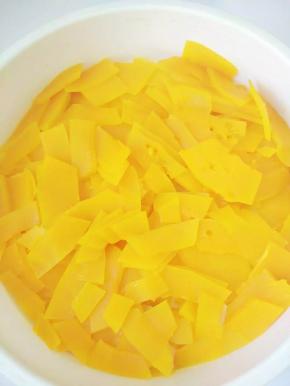 南瓜去皮切薄片蒸熟。