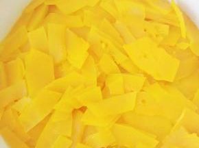 南瓜去皮切薄片蒸熟。