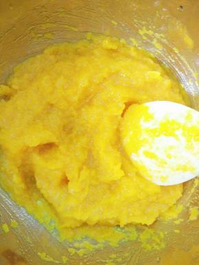 加入白糖捣烂成南瓜泥。