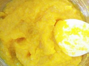 加入白糖捣烂成南瓜泥。