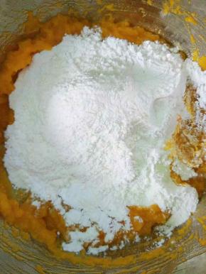 加入面粉和糯米粉搅匀。