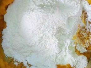 加入面粉和糯米粉搅匀。