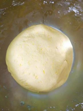 揉成光滑面团。