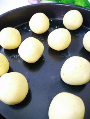 面团分成等量剂子30克一个，搓成小圆球。