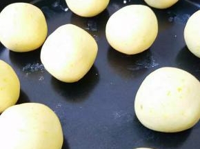 面团分成等量剂子30克一个，搓成小圆球。