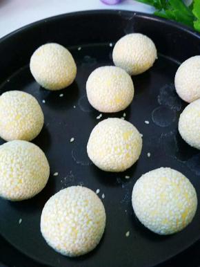 摆放在盘子里。