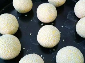 摆放在盘子里。