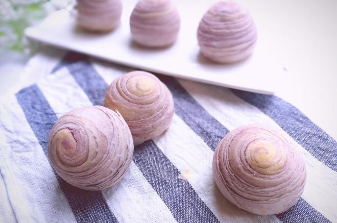 紫薯莲蓉蛋黄酥