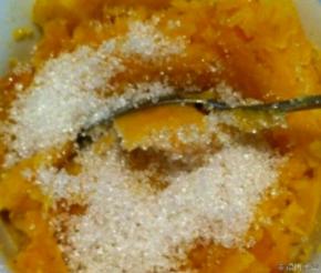 然后分别加糖，加木薯粉搅拌