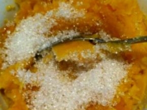 然后分别加糖，加木薯粉搅拌