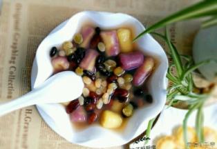 锅里烧开水，放入芋圆煮几分钟，捞出放入蜜豆即可开吃