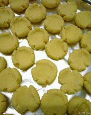 剩余的芋团搓成小团，用拇指一按，你看，是不是特别像玛格丽特饼干