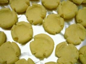 剩余的芋团搓成小团，用拇指一按，你看，是不是特别像玛格丽特饼干
