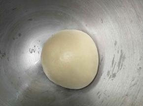 揉成光滑面团，盖保鲜膜松弛30分钟左右