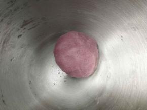 揉成光滑细腻团状，盖保鲜膜静置