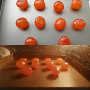 蛋黄剥离出来后，烤箱中层170度烤5分钟取出放凉（我用的是生咸鸭蛋直接磕出来的咸蛋黄）