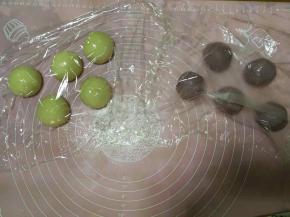 松弛好的油皮和油酥分别分成5等分，油皮20g一个，油酥15g一个