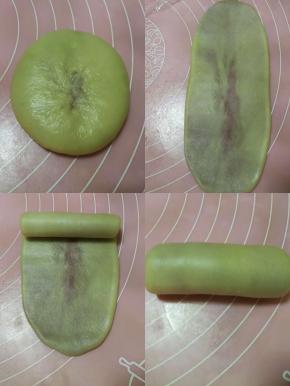 进行第一次擀卷，如图面团收口朝上，用擀面杖上下均匀轻轻擀开，自上而下卷起，依次做好5个