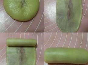 进行第一次擀卷，如图面团收口朝上，用擀面杖上下均匀轻轻擀开，自上而下卷起，依次做好5个