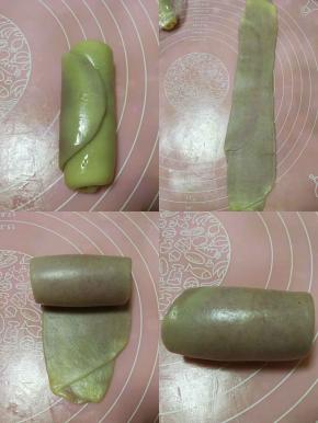 进行第二次擀卷，如图将面团收口朝上竖放，用擀面杖上下均匀擀成长条，再自上而下卷起，依次做完5个