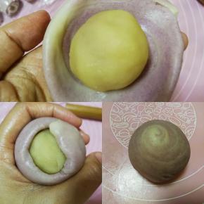 包入事先做好的莲蓉蛋黄馅，利用虎口收成圆形，收口朝下放置