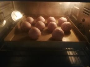 烤箱提前180度预热10分钟，然后将烤盘送入烤箱中下层烘烤，180度30分钟，中途烤到15分钟的时候记得加盖锡纸防止顶部上色过重